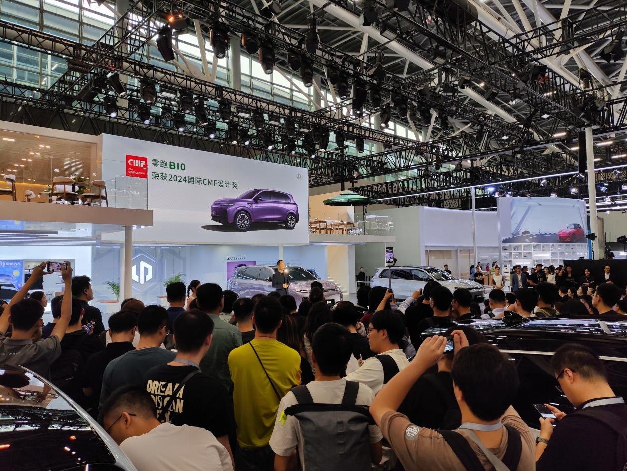 面向全球打造的-零跑B10，在广州车展这么火?