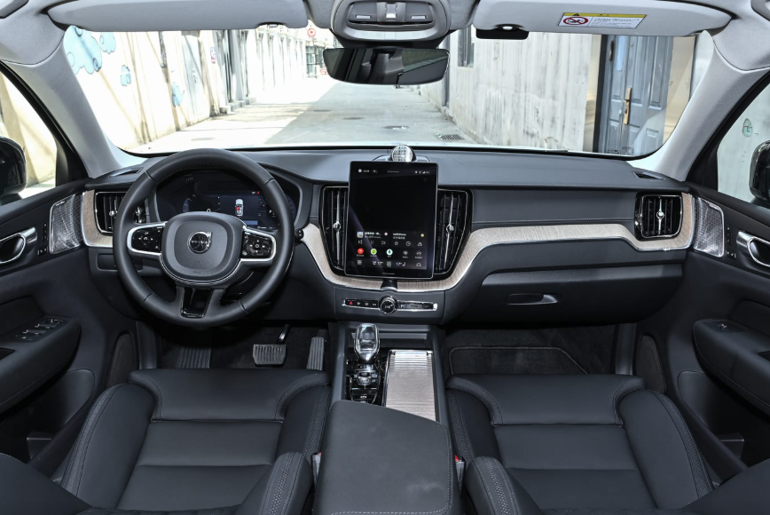 2026款沃尔沃XC60上市，25.49万起配置怎么选