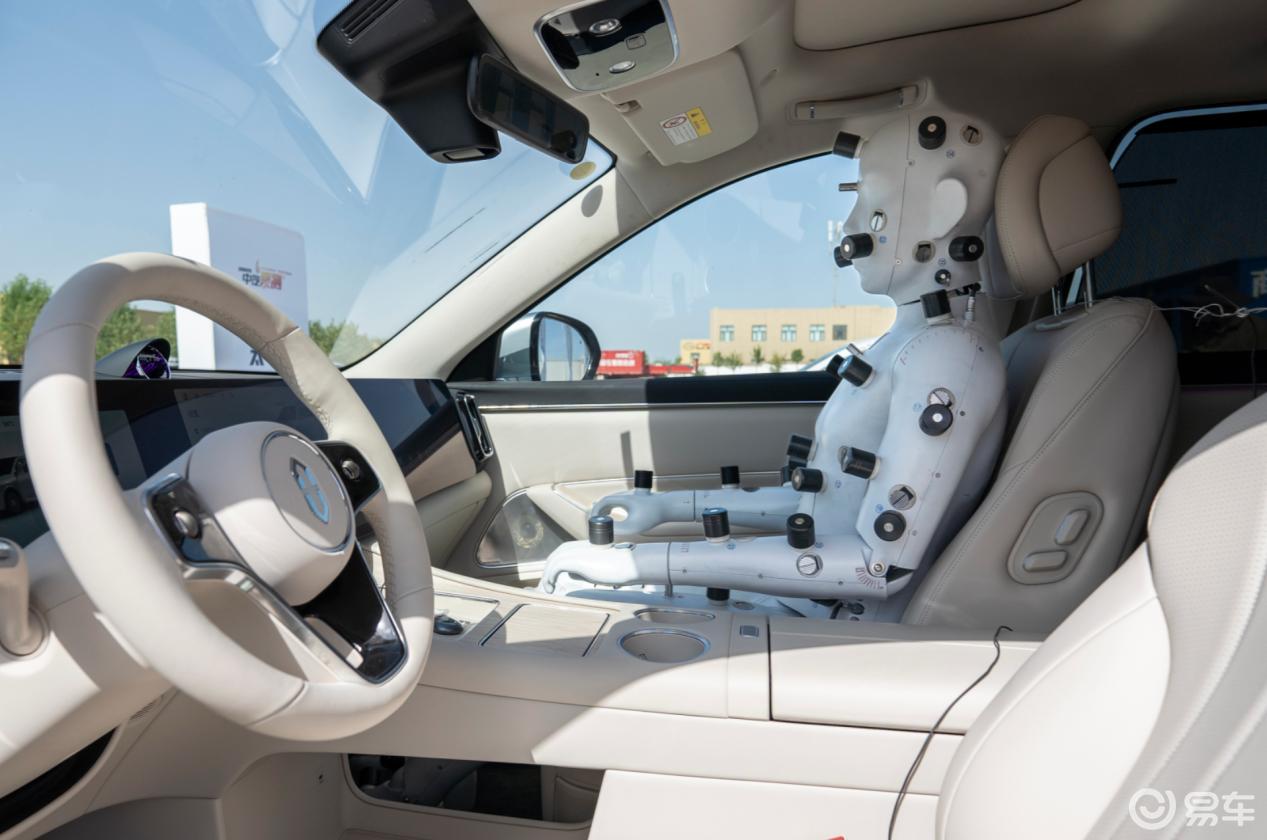 强光下130km/h刹停!问界M8的安全极限到底在哪儿?