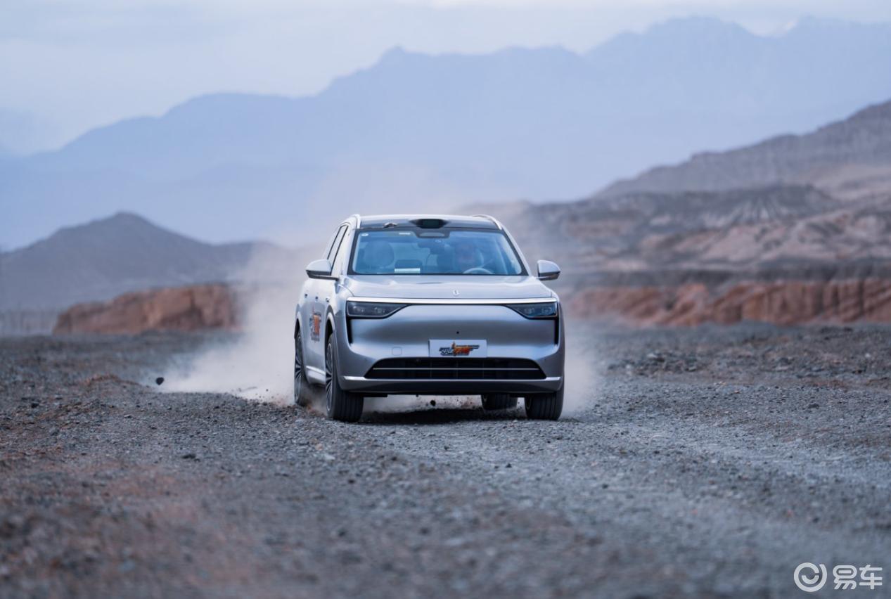 强光下130km/h刹停!问界M8的安全极限到底在哪儿?