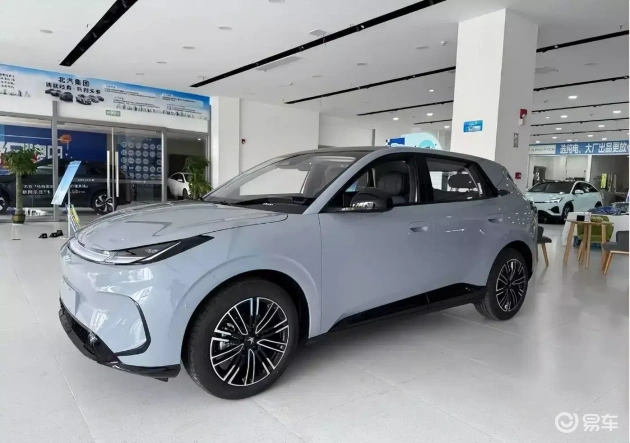 极狐T1预售热销，低价策略挑战市场，或撼动北汽新能源高端形象