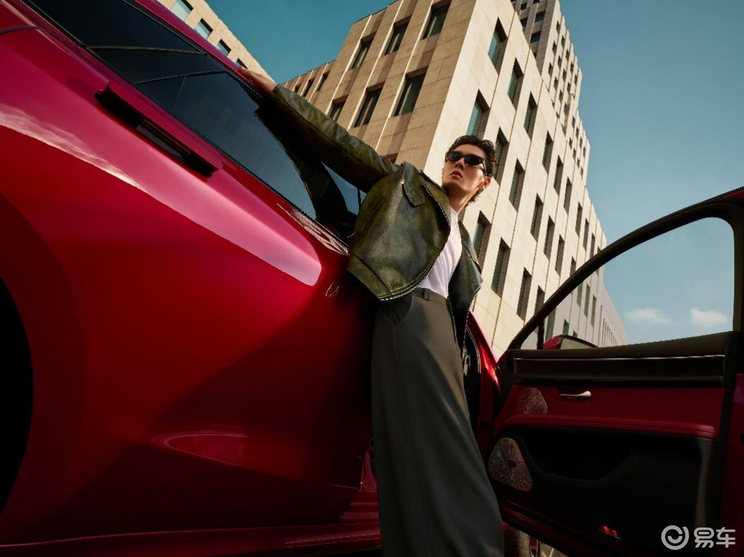 让瞬息之美 恒久跃动 问界新M5 Ultra跃影红开售