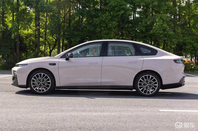 极狐这次动真格了！3.7秒破百性能，15万级别闭眼入？