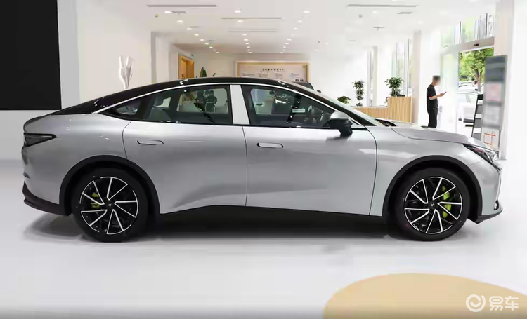 极狐这次动真格了！3.7秒破百性能，15万级别闭眼入？